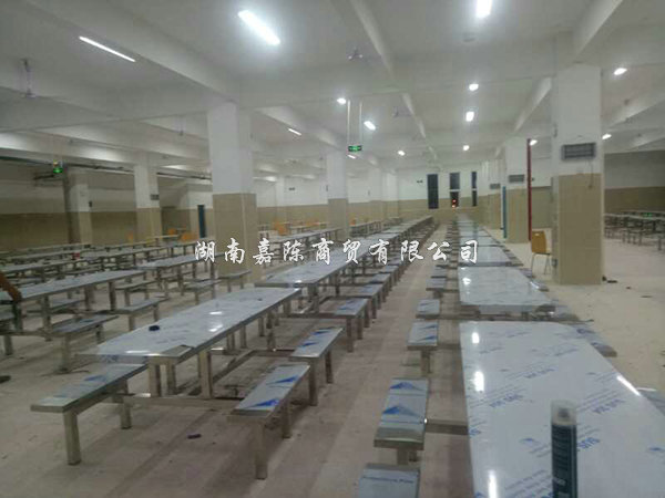 学校餐桌1